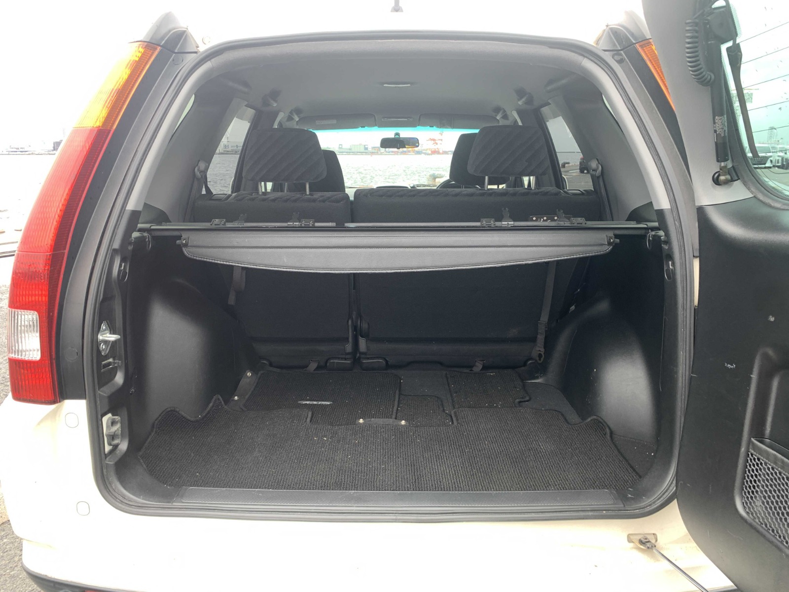 2002 Honda CR-V RHD — White: cargo area