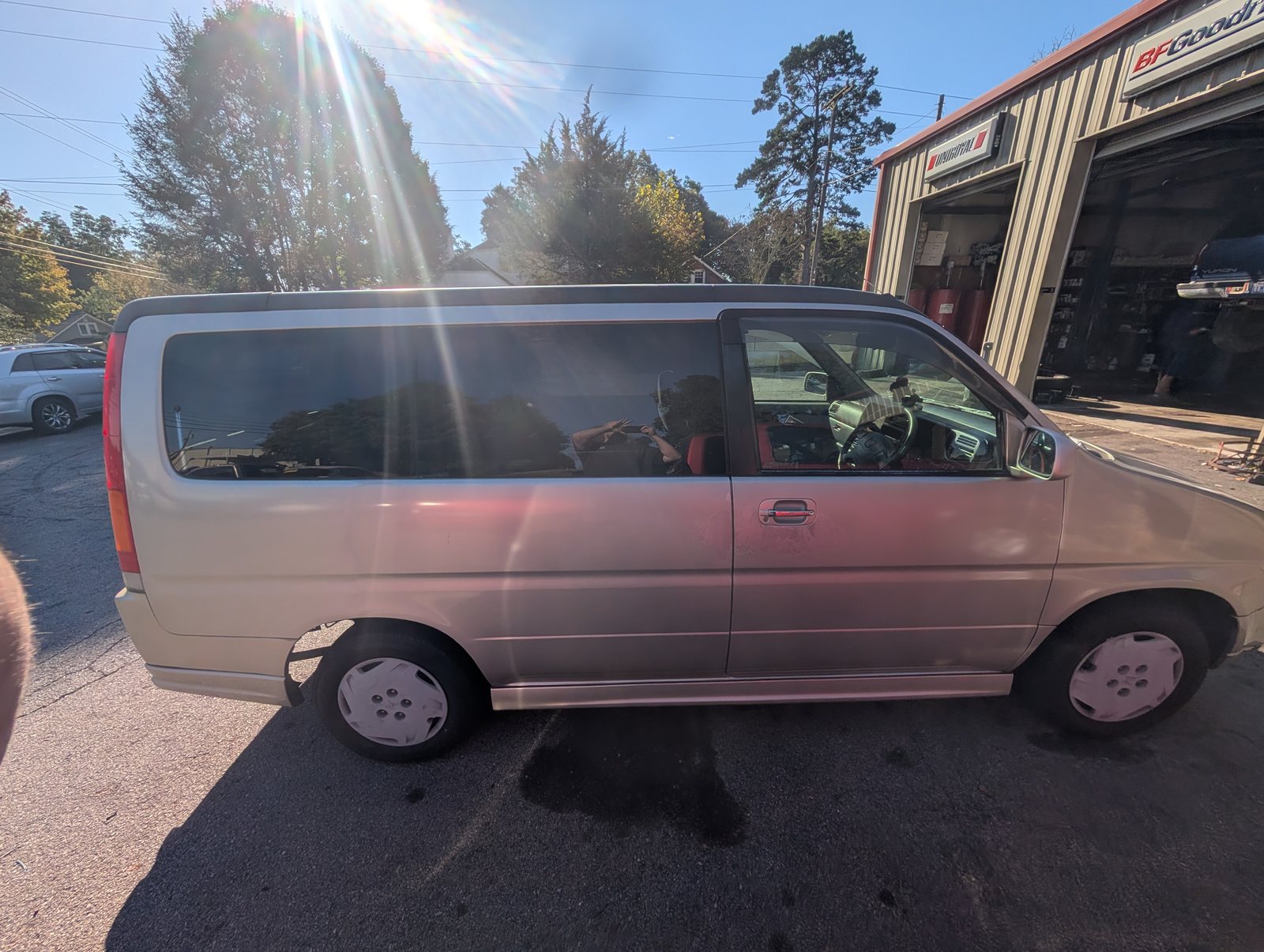 1998 Honda StepWagon RF1: right side exterior in sunlight
