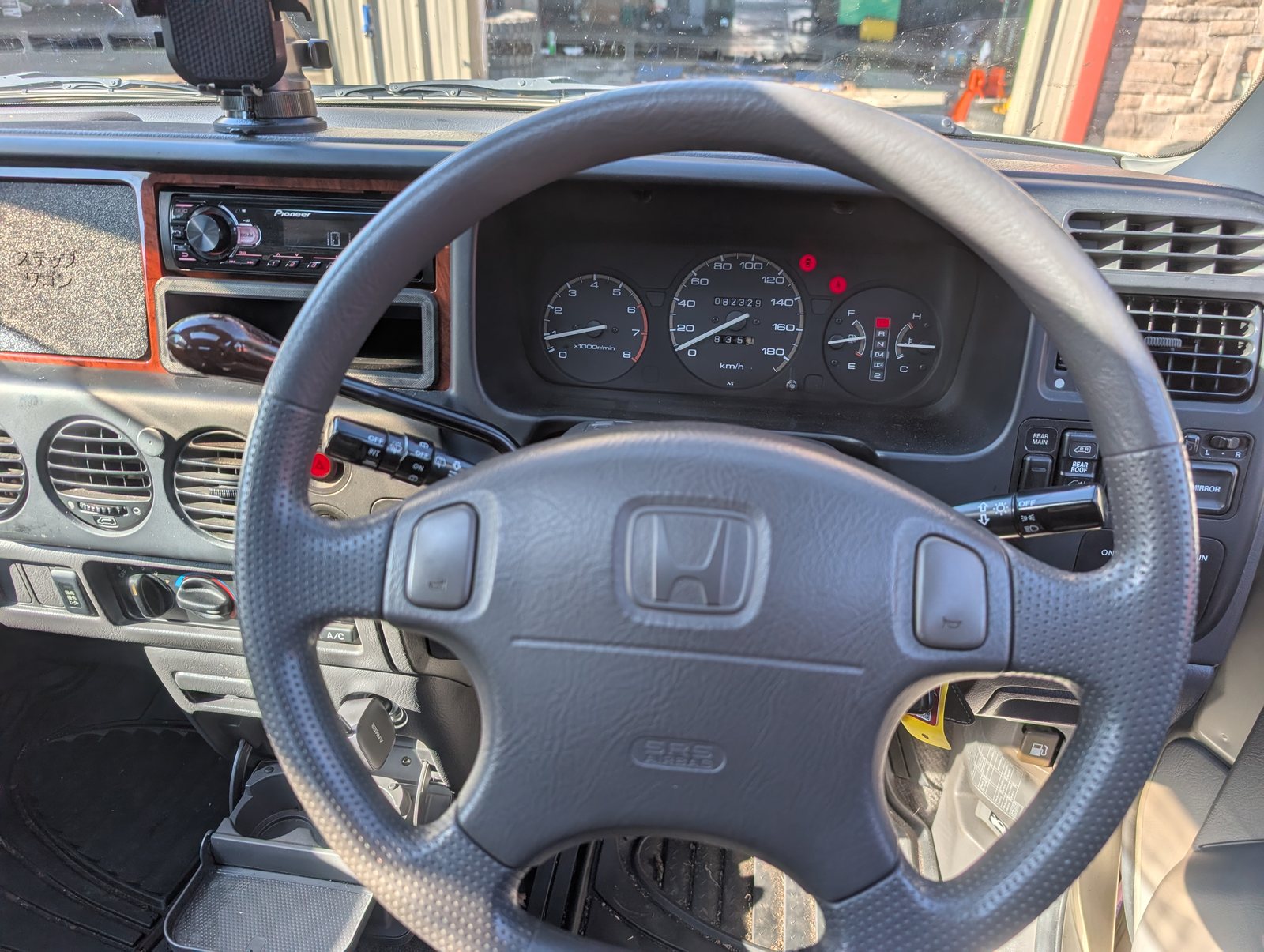 1998 Honda StepWagon RF1: dashboard and automatic transmission controls