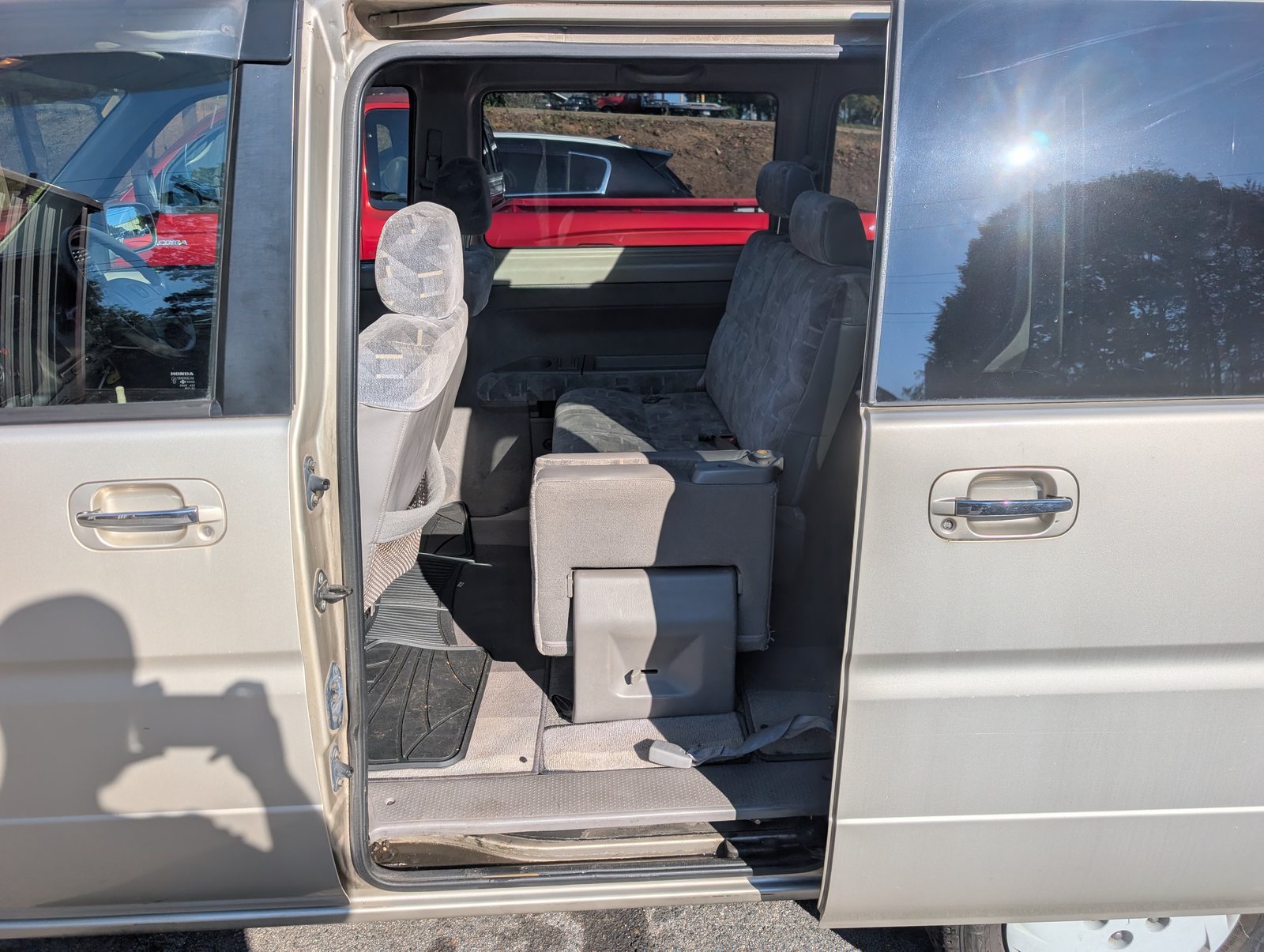 1998 Honda StepWagon RF1: sliding door and passenger seats