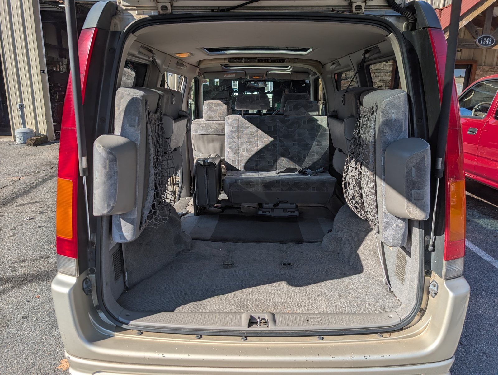 1998 Honda StepWagon RF1: rear seating folded to the sides