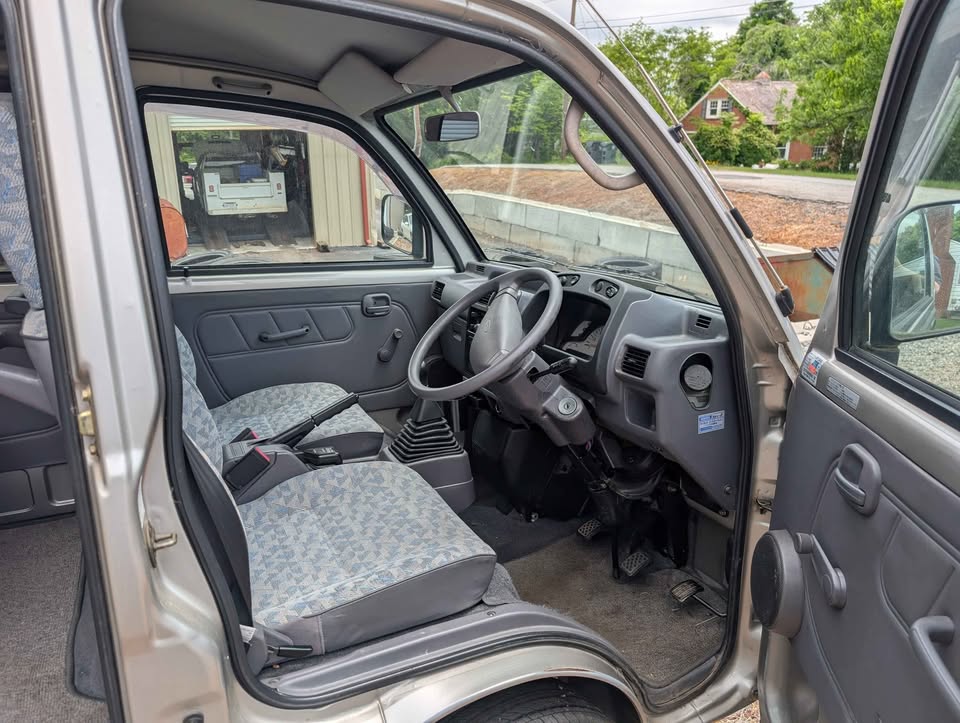 1997 Mitsubishi Bravo Exceed 4WD: front seats, manual gearshift and right-hand-drive cabin